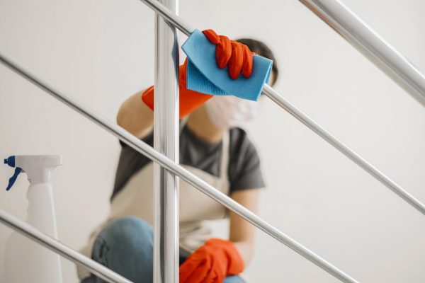 putzfrau-mit-maske putzfrau-mit-maske